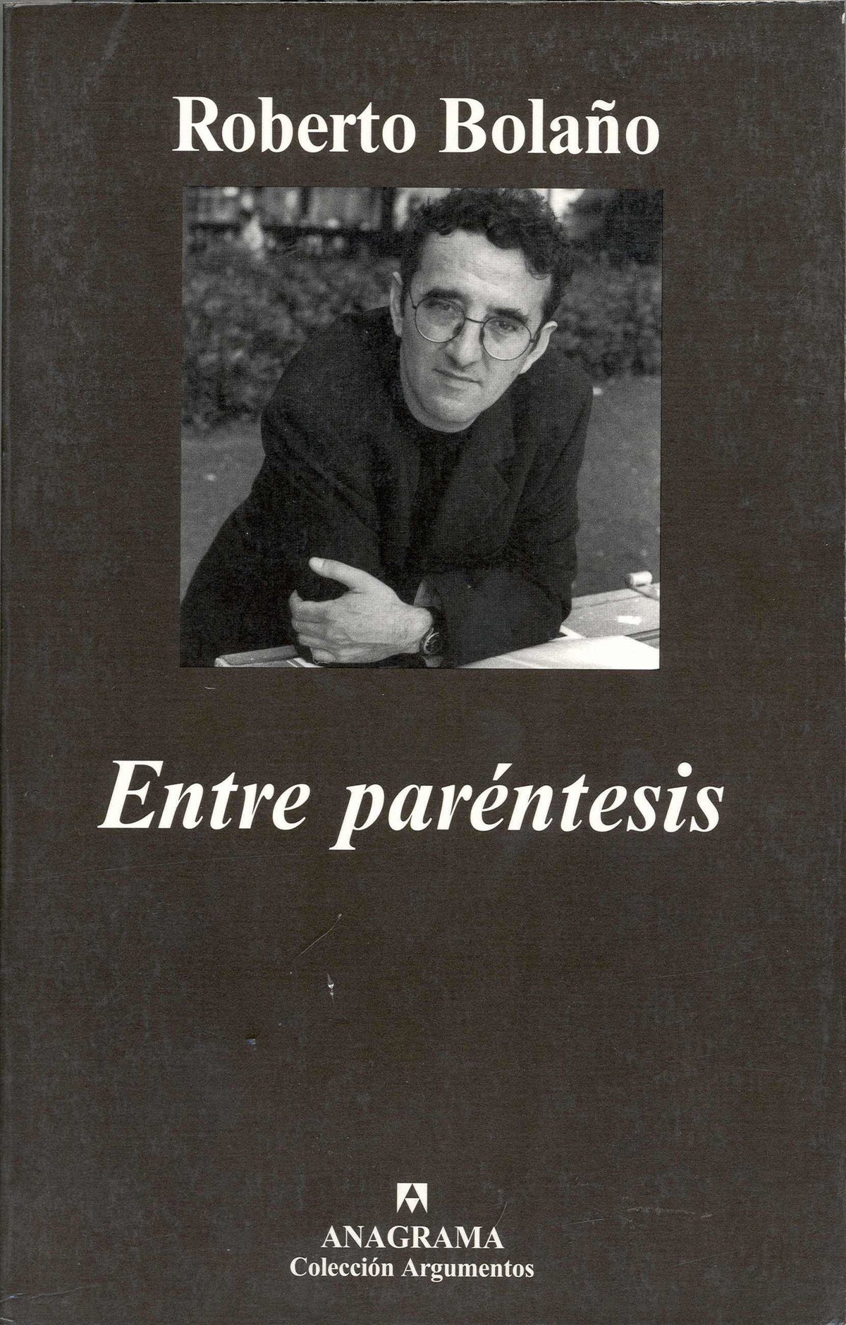 Entre paréntesis