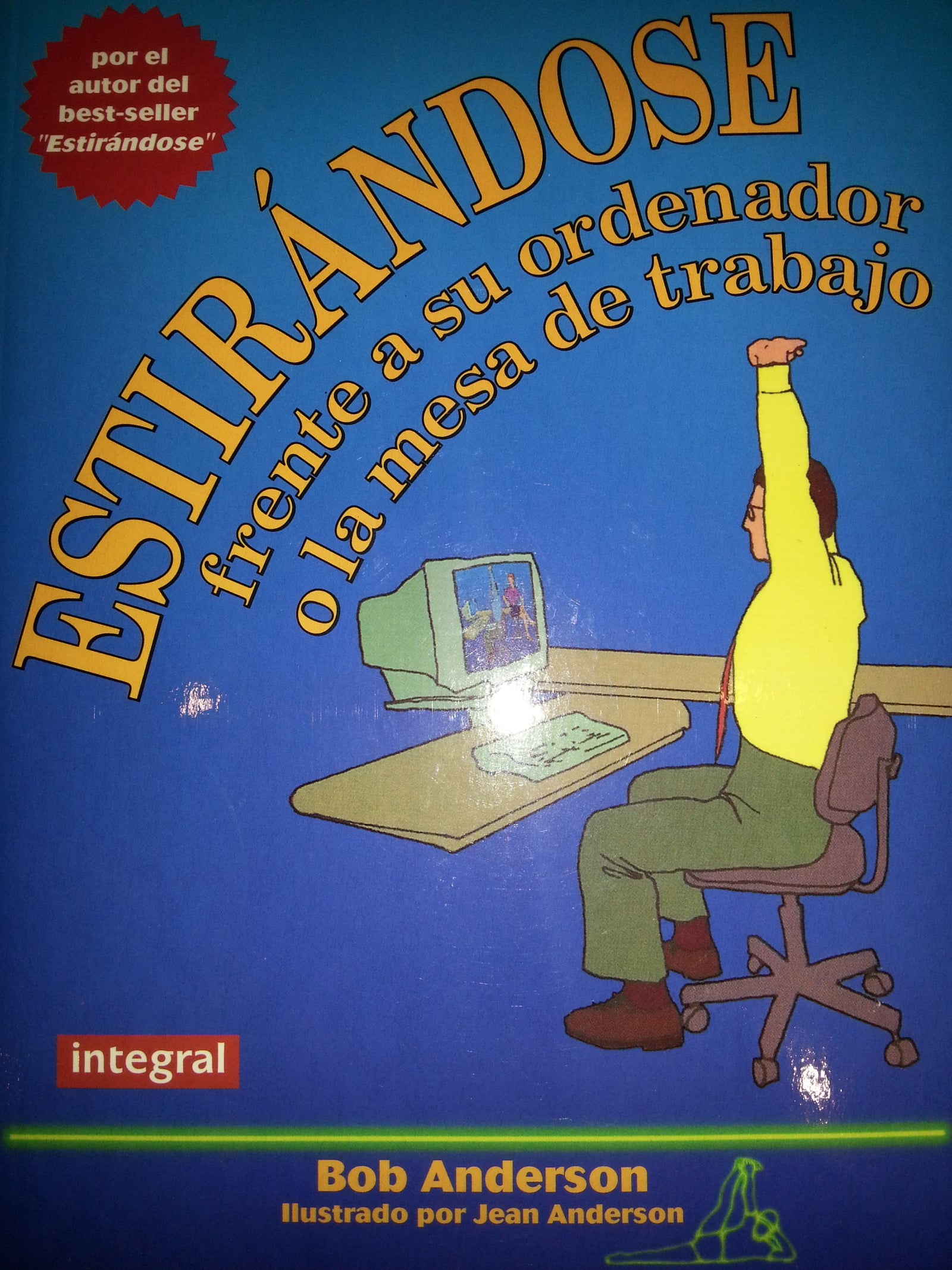 Estirandose frente a su ordenador....
