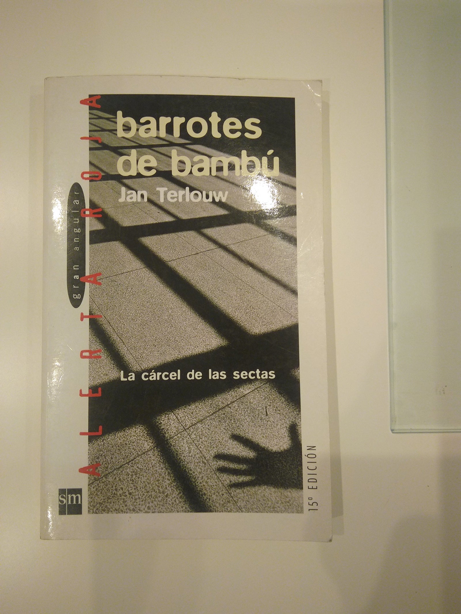 Barrotes de bambú: La cárcel de las sectas (Alerta roja)