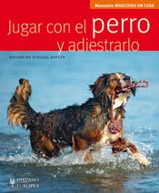Jugar con el perro y adiestrarlo (Mascotas en casa)