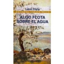 Algo flota sobre el agua
