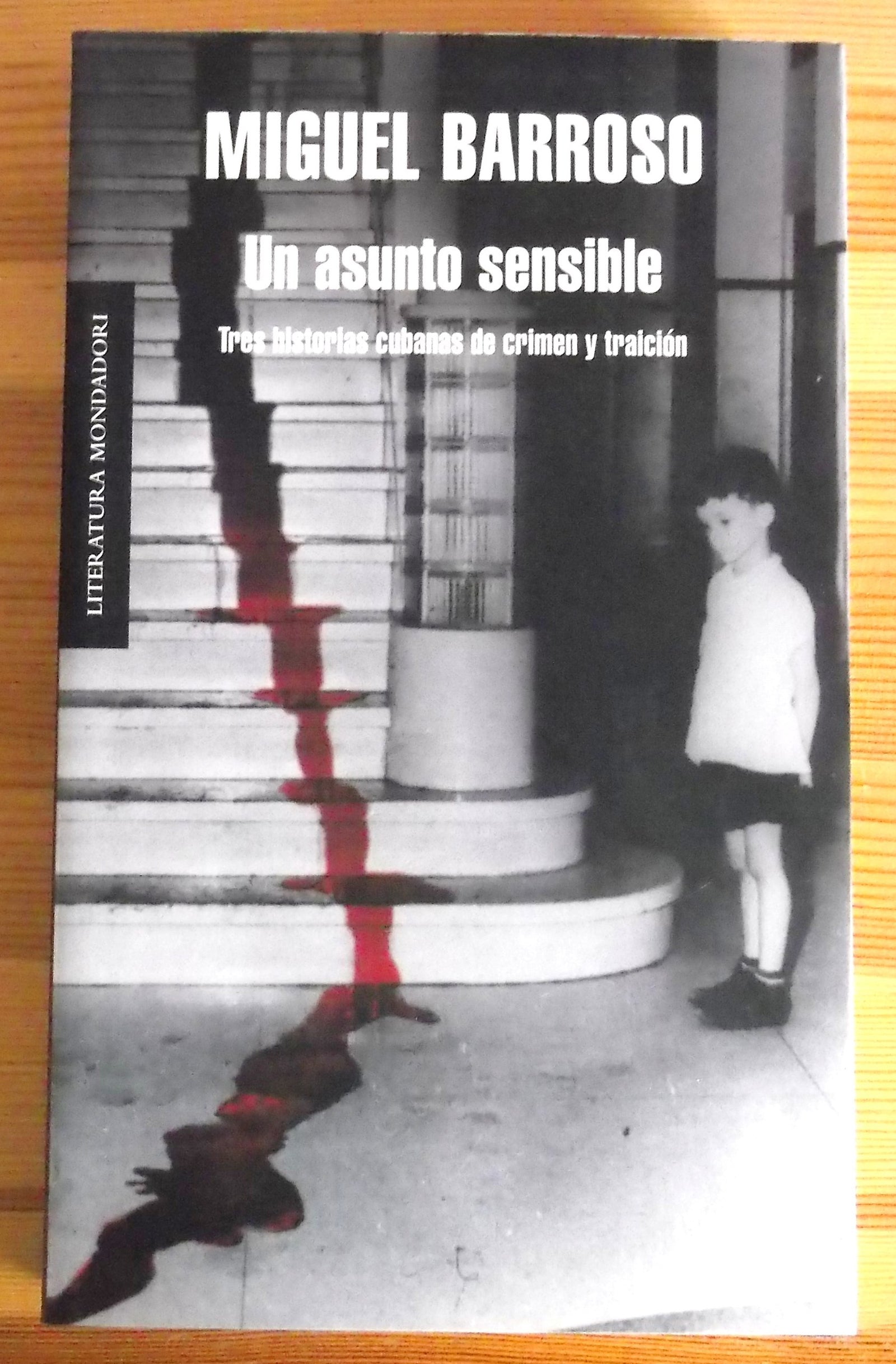 Un asunto sensible: Tres historias cubanas de crimen y traición (Random House)