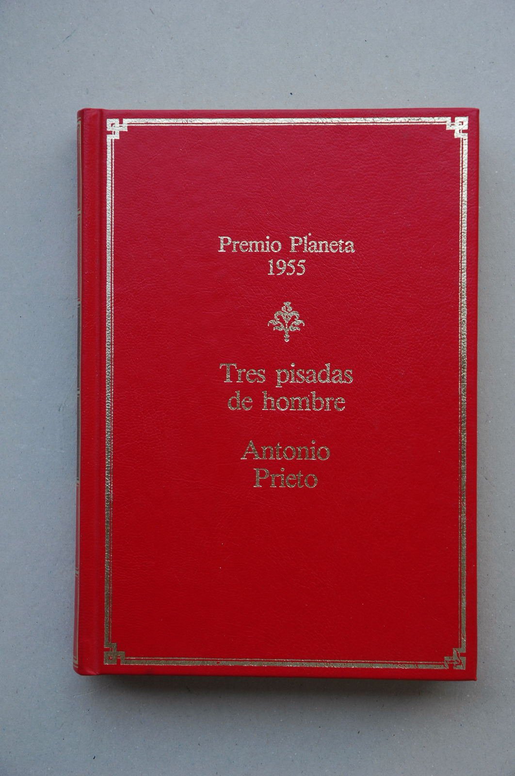 Tres pisadas de hombre