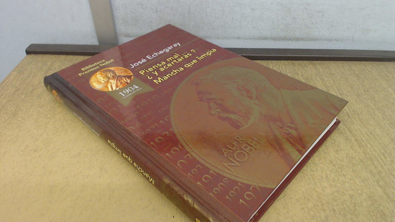 Piensa mal y acertarás ; Mancha que limpia (Biblioteca Premios Nóbel)