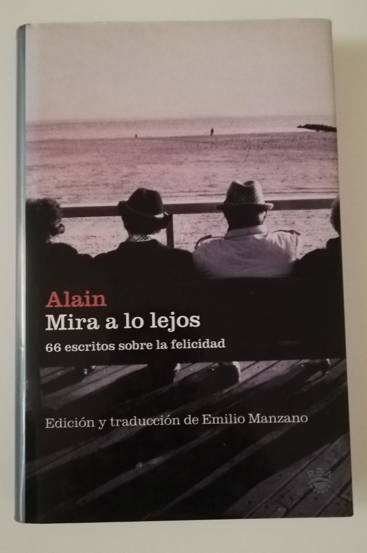 Mira a lo lejos