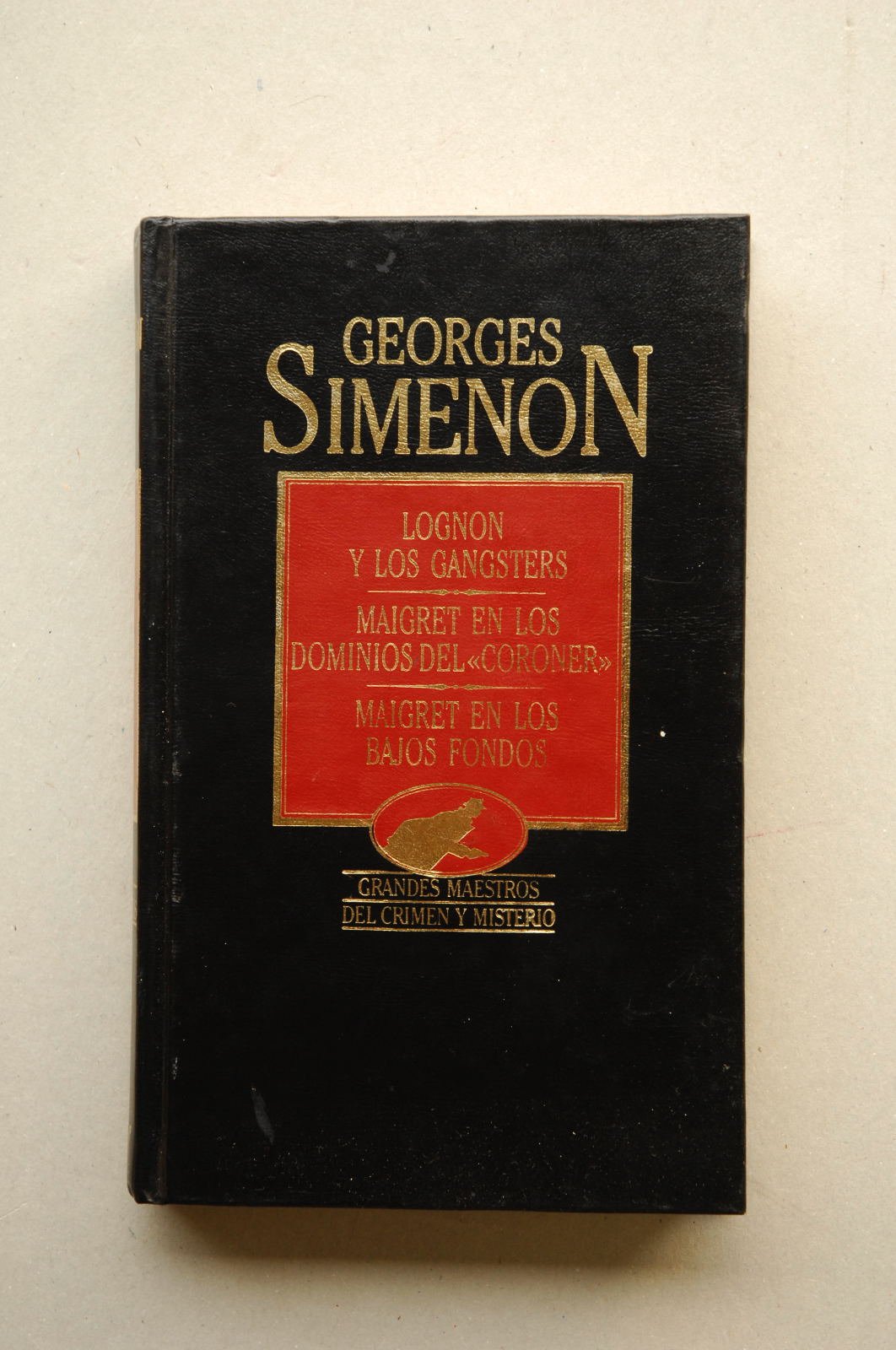 Lognon y los gangsters ; Maigret en los dominios del Coroner Maigret en los bajos fondos / George Simenon ; [traducción de G. Torrente Ballester, María José Torrente, Pedro Sáez]