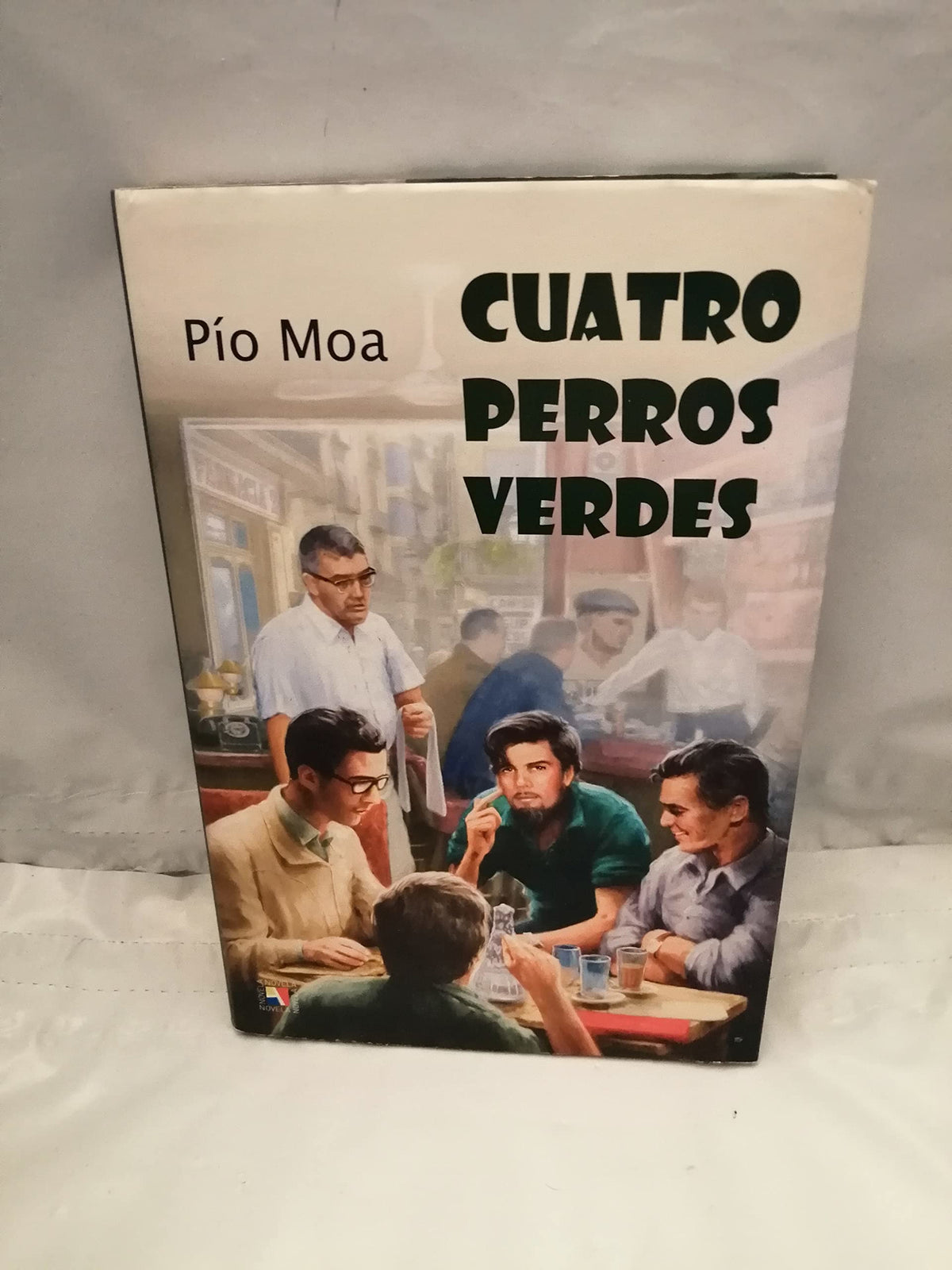 Cuatro perros verdes