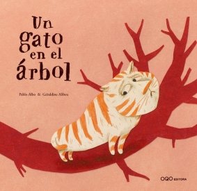 Un gato en el árbol