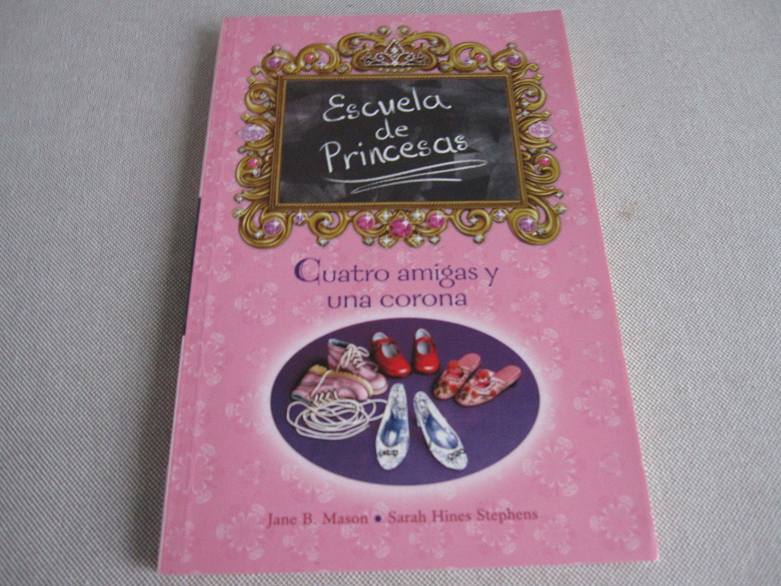 CUATRO AMIGAS Y UNA CORONA (RUSTICA): ESCUELA DE PRINCESAS Nº 1: 00000 (ESCRITURA DESATADA)