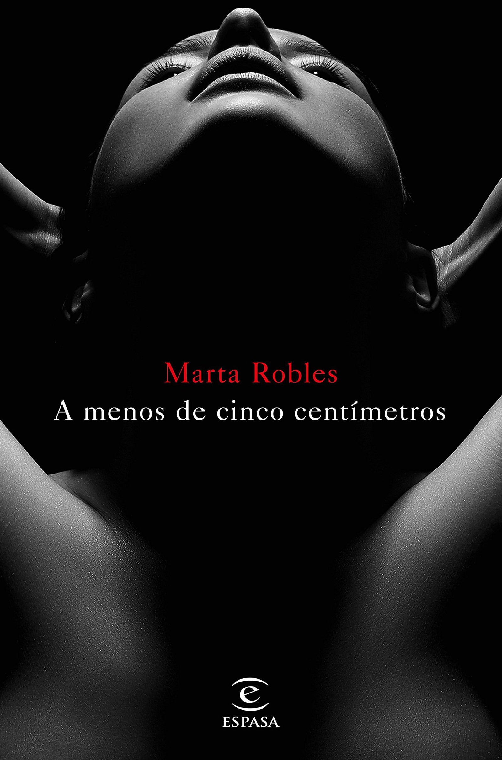 A menos de cinco centímetros (ESPASA NARRATIVA)