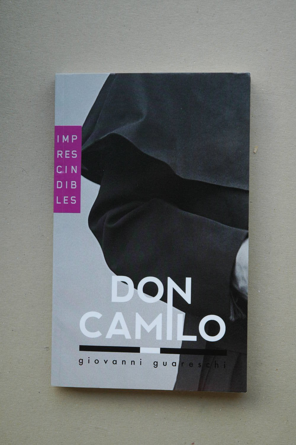 Don Camilo : un mundo pequeño / Giovanni Guareschi ; traducción de María Maestro ; con 39 dibujos del autor