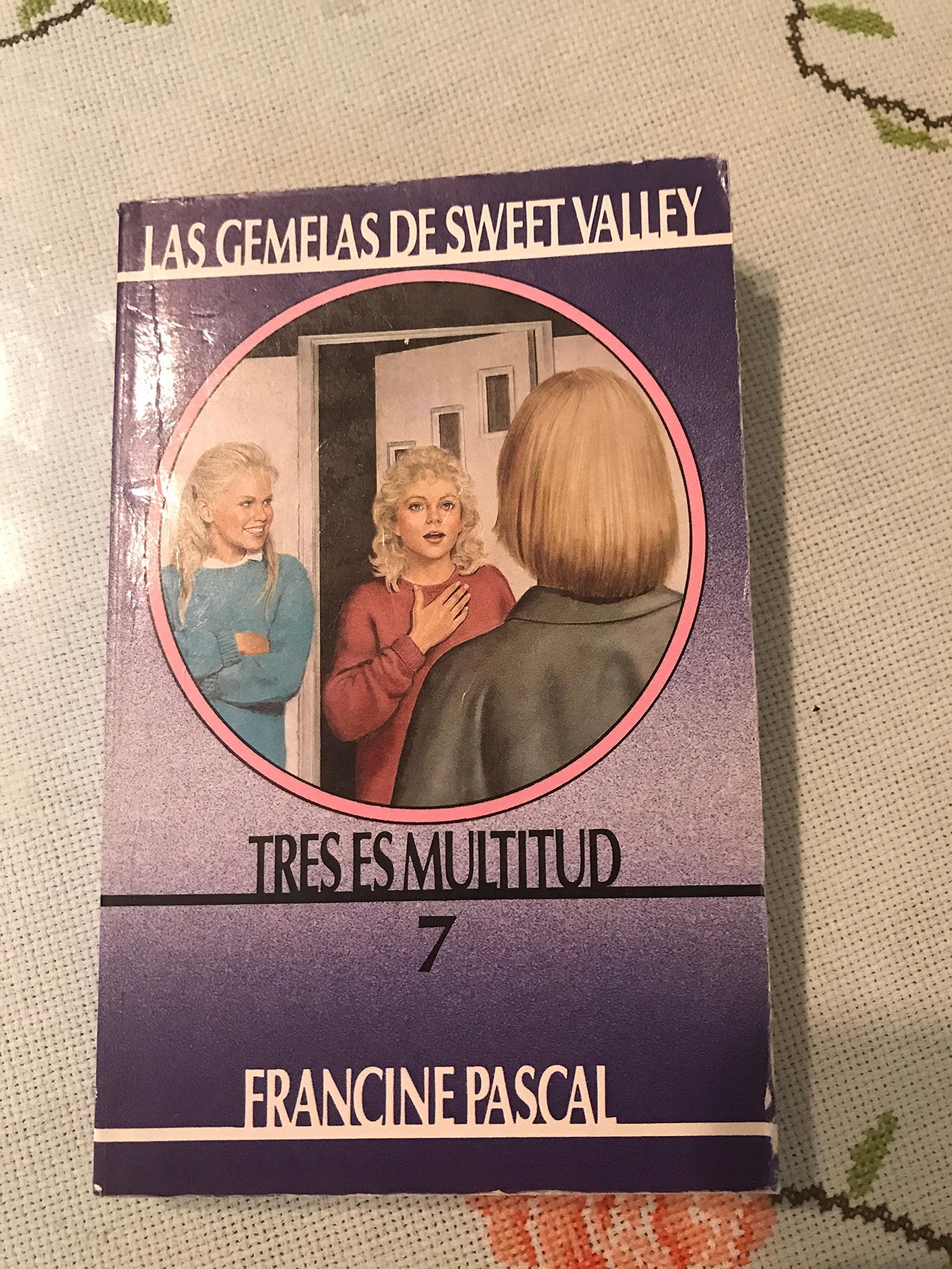 Tres Son Multitud (Sweet Valley Twins, 7)
