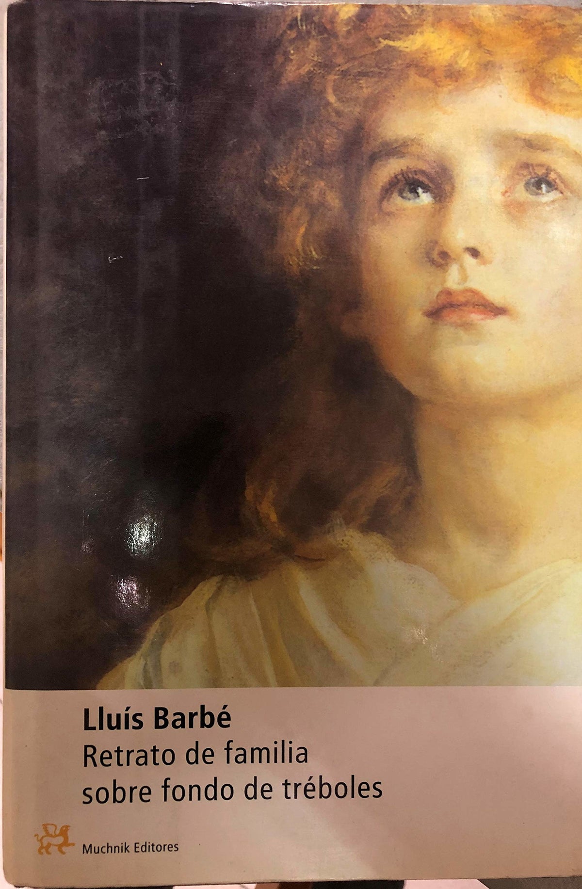 Retrato de familia sobre fondo de tréboles
